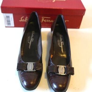 SALVATORE FERRAGAMO 9 BROWN LEATHER CROCODILE EMBOSSED SIGNATURE VARA BOW PUMPS